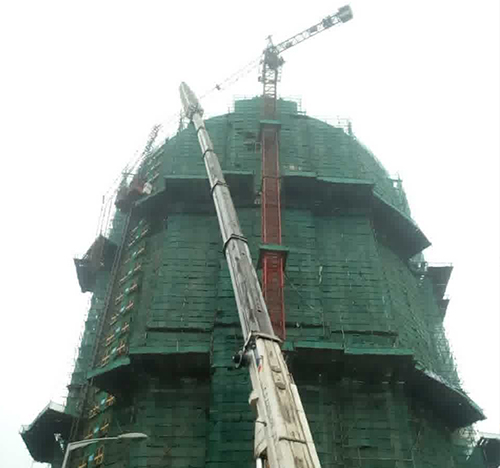 霍州吊车在工地上作业